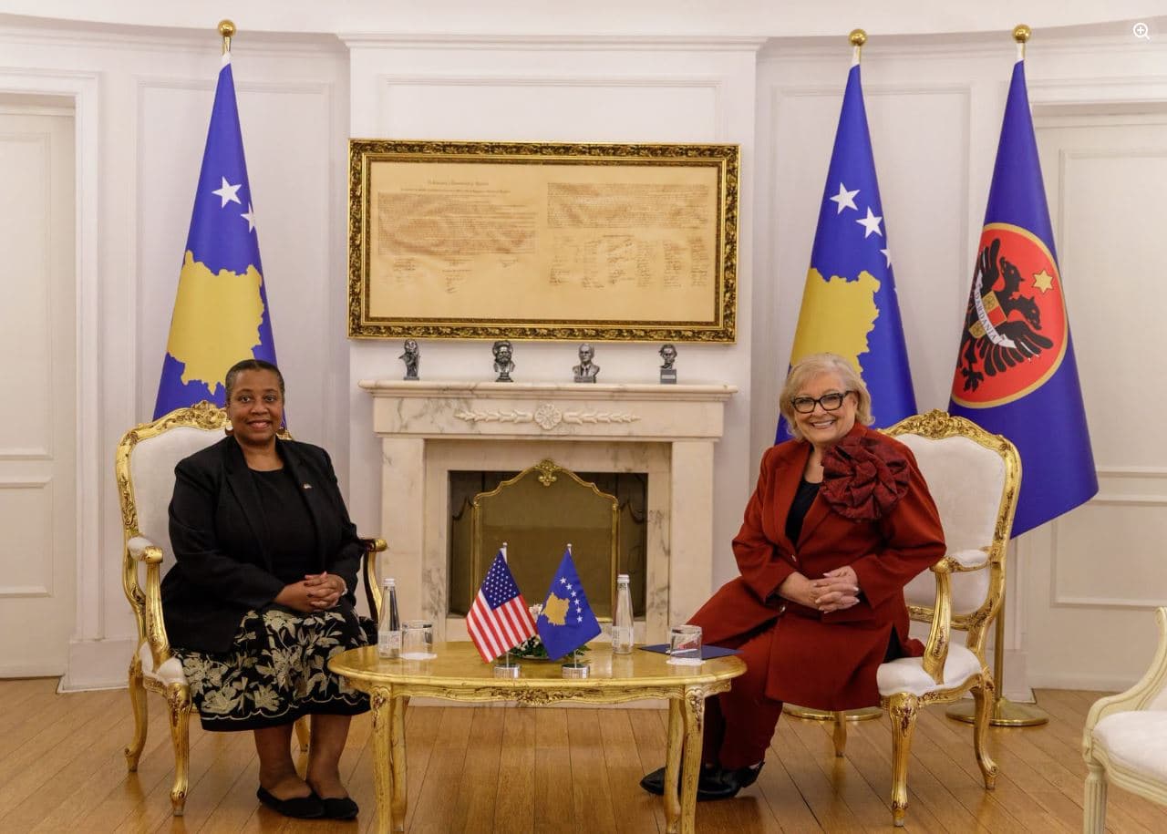 Ambasada amerikane: Mbetemi të përkushtuar për bashkëpunim me institucionet e Kosovës, përfshirë paqen e stabilitetin
