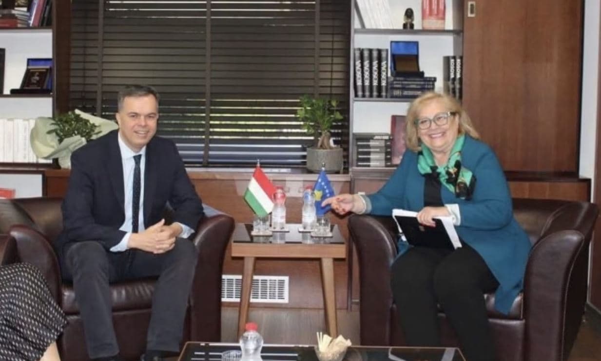 Ambasadori hungarez: Presim të forcojmë bashkëpunimin me Presidenten Shiroka-Pula