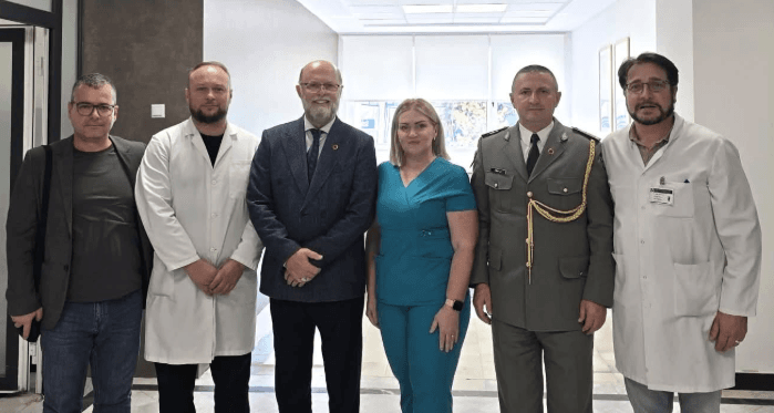 Featured image for Ambasadori Malaj viziton kolegun e tij në QKUK, ka dy fjalë për mantelbardhët