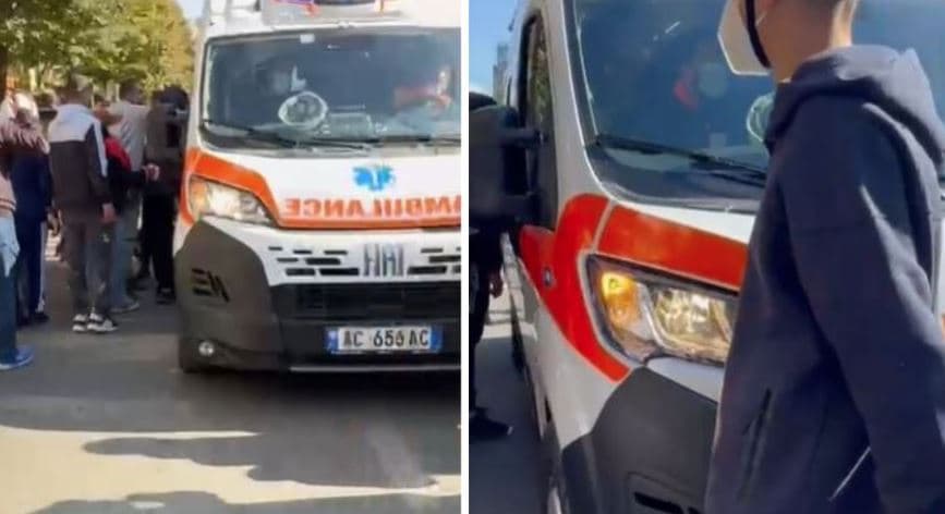 Ambulanca mbërrin për të marrë gazetaren e lënduar nga gurët, protestuesit mosbesues, hapin dyert për të kontrolluar nëse ka gaz lotsjellës