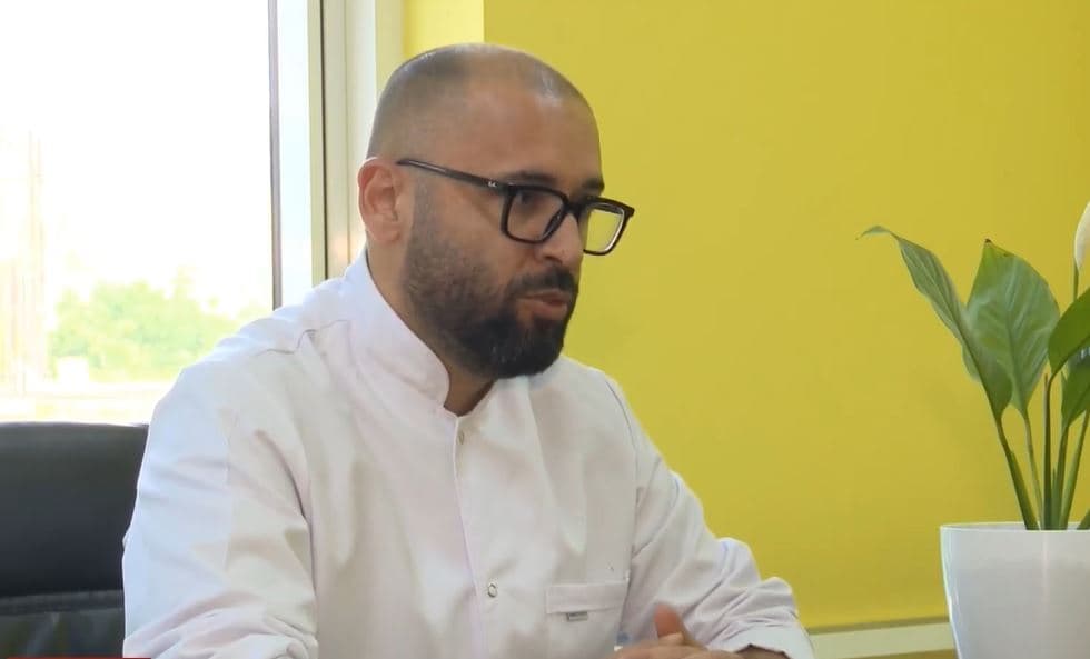 Arrestimi i drejtorit të Spitalit të Mitrovicës | Policia: Viktima raportoi në vazhdimësi dhunë psikike nga Gëzim Berisha, nuk bashkëjetonin prej disa muajsh