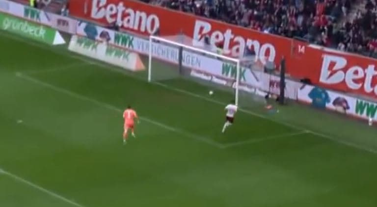 Featured image for Augsburgu shënon gol të shpejtë ndaj Bayernit në derbin bavarez