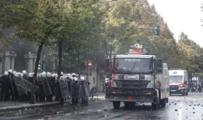 Autobusët nuk qarkullojnë sot në Tiranë, dëmet nga protestat pezullojnë transportin publik