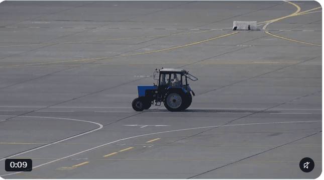 Featured image for Avionët nuk ateruan për shkak të një traktori (Pamje)