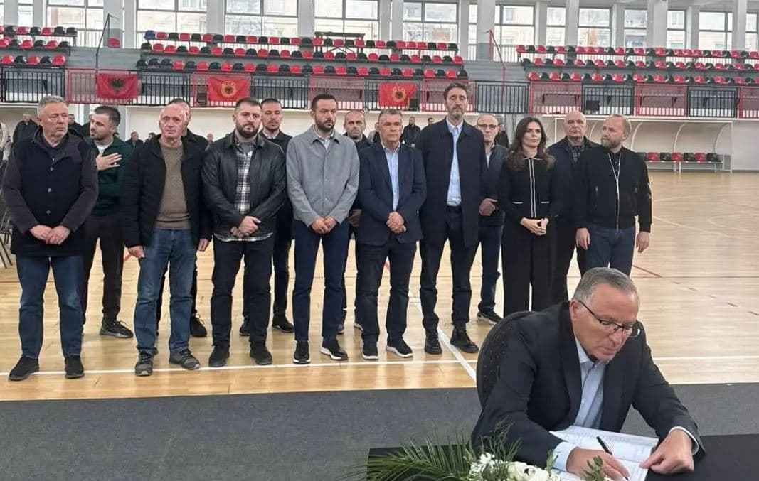 Featured image for Bedri Hamza dhe PDK-ja vizitojnë për ngushëllime familjen e heroit Idriz Rrecaj pas 27 vitesh pritjeje