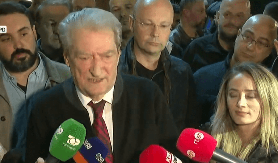Berisha akuzon policinë për gaz lotsjellës në selinë e PD-së: Skenar për të sulmuar opozitën