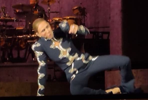Featured image for Celine Dion rrëzohet gjatë koncertit në Francë