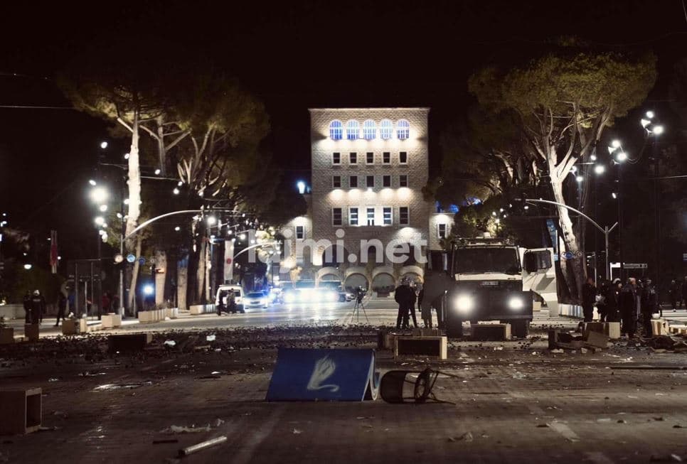 Featured image for Çfarë e nxori RENEA-n mbrëmë në protestën para Kryeministrisë? Policia tregon për telefonatën për persona të armatosur