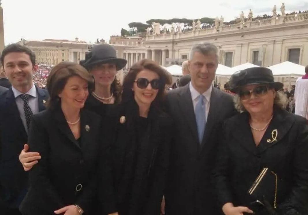 Çitaku publikon një foto të rrallë nga Vatikani: Në krah të Shiroka-Pulës, Thaçit dhe Jahjagës