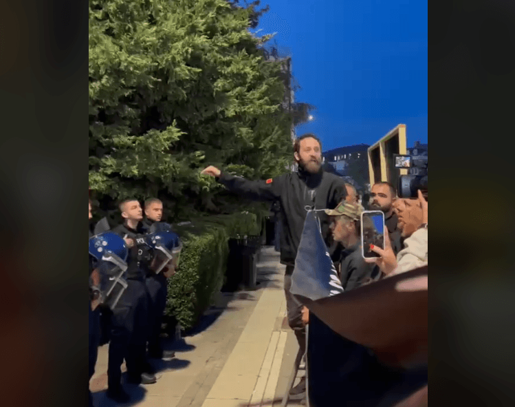 Çlirim Haziri i drejtohet policisë: Mos ju nënshtroni Albin Kurtit