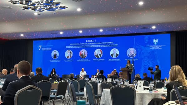 De Groot nga Prishtina: Është e papranueshme që qeveritë të vënë në shënjestër gjykatat e pavarura