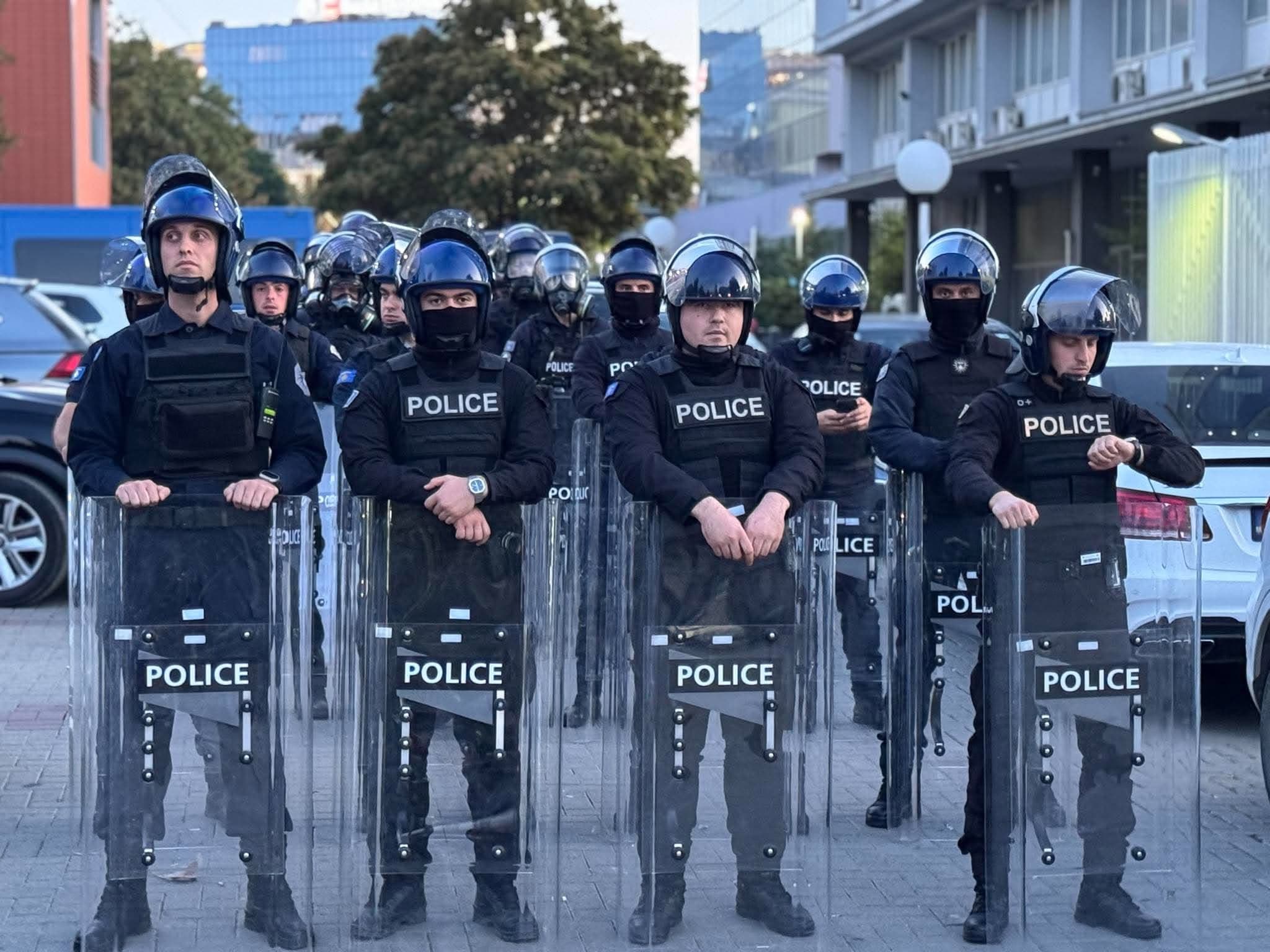Deputetët mbeten të bllokuar në Kuvend, policia shton masat