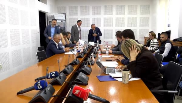 Deputetët përplasen për mosraportimin e kryetares së Autoritetit të Konkurrencës