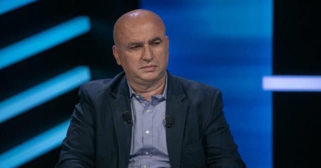Featured image for Dhuna që prodhon vetëm spektatorë dhe një spektakël me aktorë të marrë hua