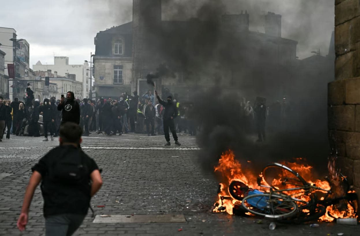 Featured image for Dhunë në protestat në Francë, digjen makina e plaçkiten dyqane, mbi 270 të arrestuar