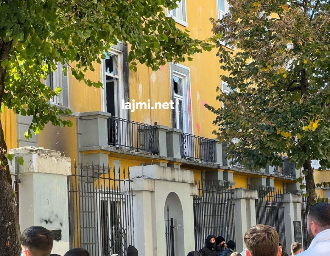 Featured image for Dita e 6-të e protestave në Tiranë, blindohen dyert dhe dritaret e Ministrisë së Arsimit, FNSH në gatishmëri
