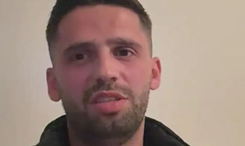 Djali i ish-ushtarit të UÇK-së me emocion rrëfen momentin me flamurin e UÇK-së: Iu afrova policëve