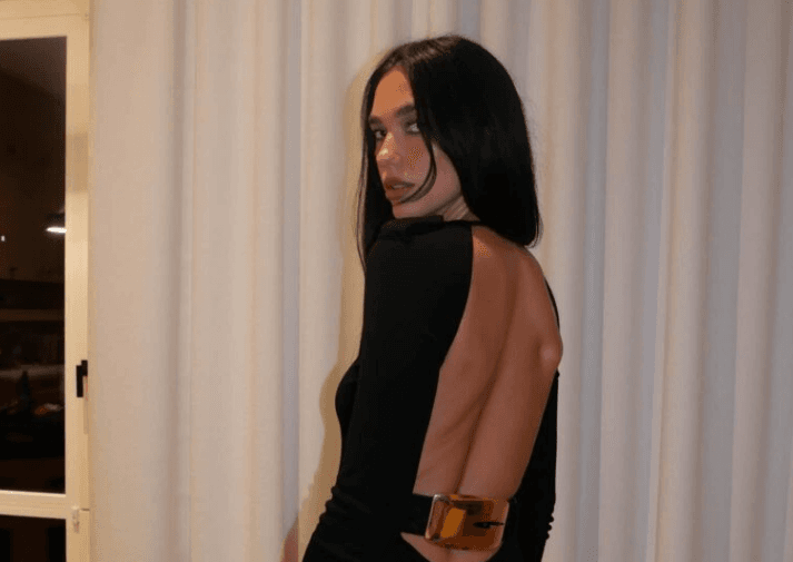 Featured image for Dua Lipa rikthen elegancën e Gucci-t të vitit 1996 me një fustan vintage