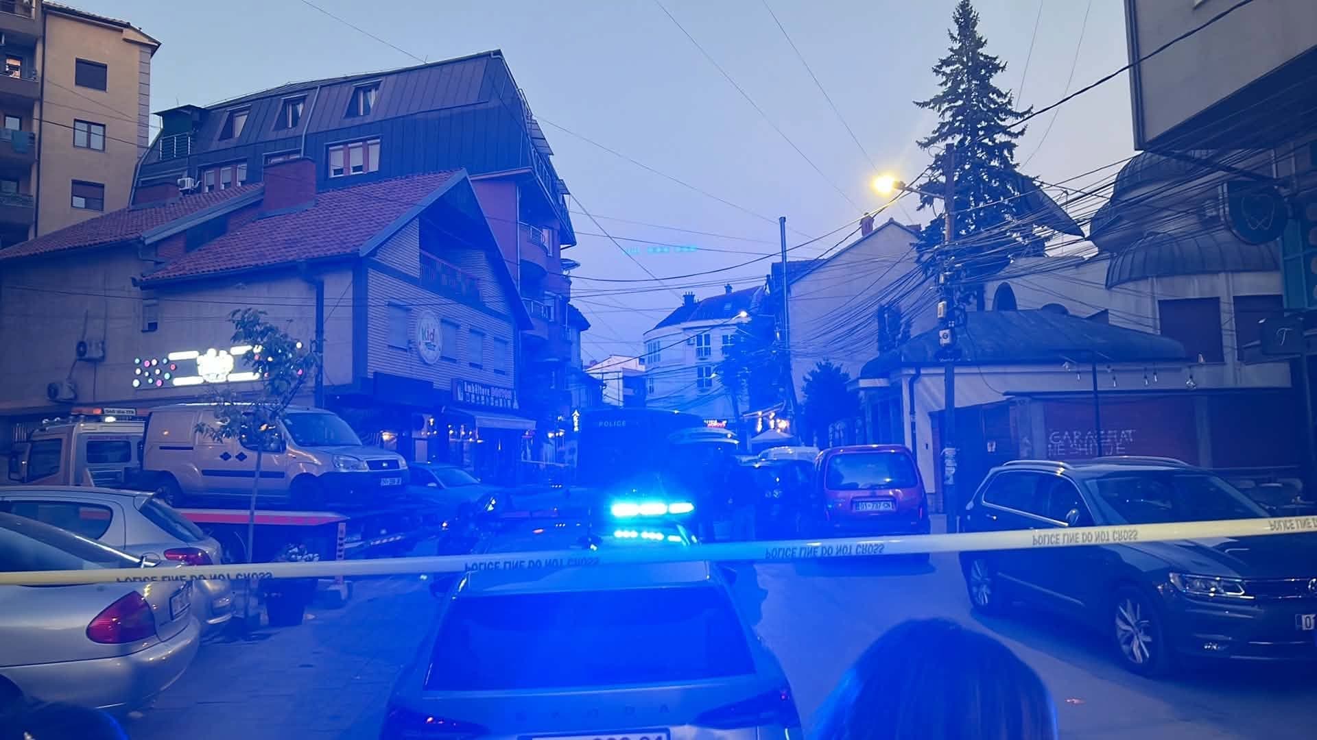 Dyshime për mjet shpërthyes me telekomandë – Policia e mban të bllokuar me shirit ende rrugën “Rrustem Hyseni” në Prishtinë