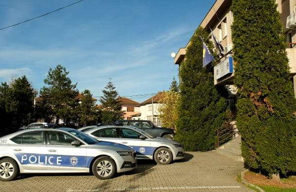 Dyshohet se sulmoi fizikisht nënën dhe motrën në Gjakovë, arrestohet një person