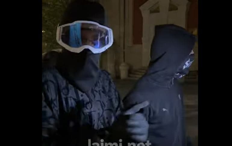 Edhe fëmijë 14 vjeçar në protestën e tensionuar në Shqipëri, flasin para mediave por nuk i largojnë maskat: Rama duhet të iki, kemi dal për të drejtat tona