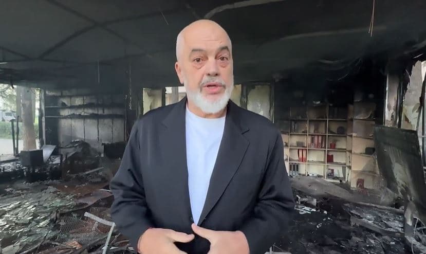Featured image for Edi Rama sheh nga afër zyrën e djegur të Kolegjit të Evropës nga protestuesit: Këto s’janë nga duart e studentëve