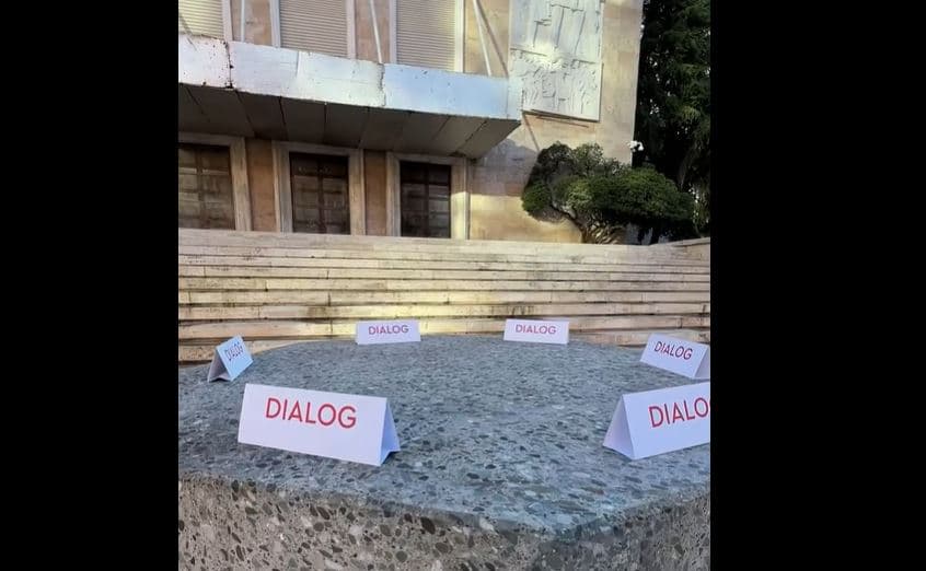Edi Rama vijon ftesën për dialog, e nis mëngjesin duke shpërndarë pamjet nga ulëset përpara Kryeministrisë