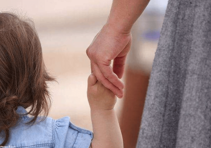 Edukatorja keqtrajtoi fëmijën 4-vjeçar në një kopsht në Fier, nëna e tij e rreh