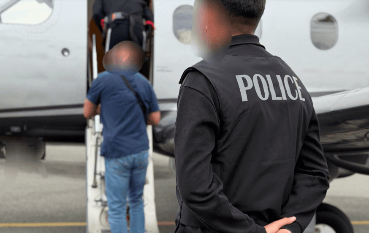 Ekstradohet në Suedi shtetasi suedez i kërkuar për vepra penale të lidhura me narkotikët