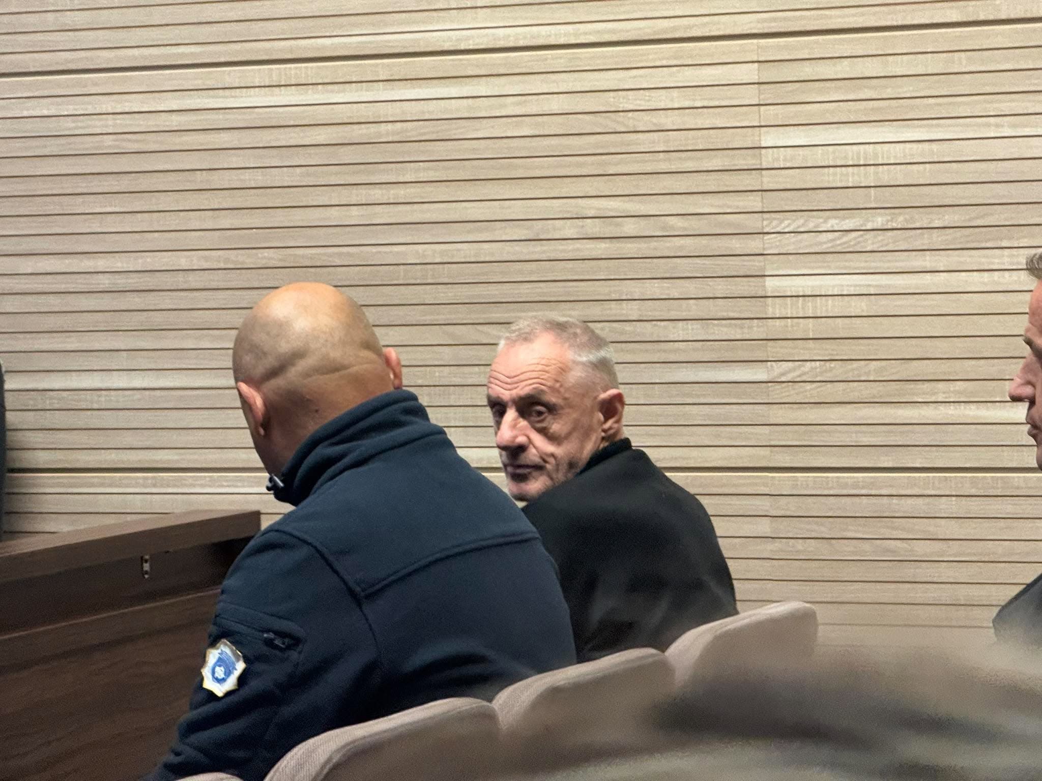 Elez Ahmeti akuzohet se tentoi ta privoi nga jeta vëllain e tij, sot para gjykatës me pranga në duar
