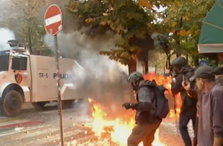 Eskalon protesta në Tiranë, hedhen molotovë, policia përgjigjet me gaz lotsjellës dhe ujë!