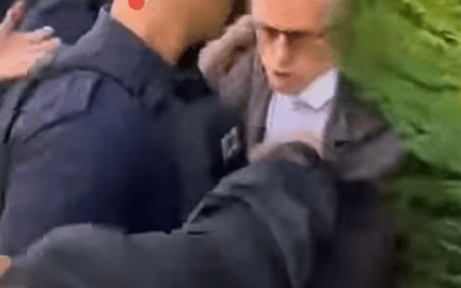 Eskalon situata, protestuesit e tërheqin për krahu Besnik Bislimin – Ndërhyn Policia
