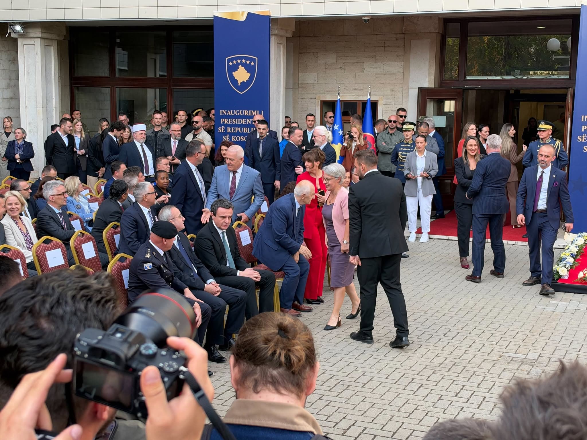 Familjarë e figura shtetërore mblidhen së bashku, inaugurimi i presidentes Justina Shiroka-Pula
