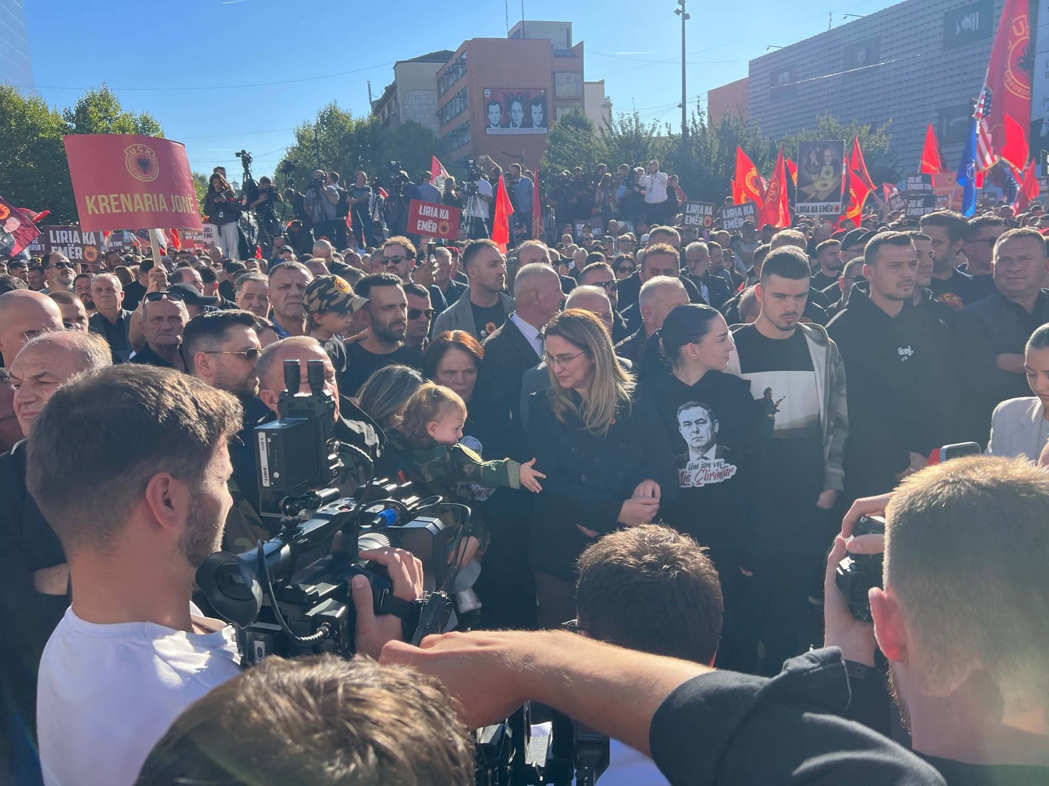 Familjarët e 4shes në Hagë mblidhen bashkë me qytetarët në protestën pas aktgjykimit prej 81 vite burgim