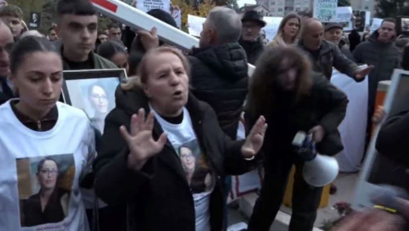 Familjarët e Arlinda Zekajt kundër akteve të dhunës në protestë: Mos prishni, këto janë tonat