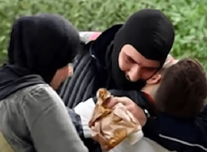 Familjarët i çojnë për të ngrënë policit, momenti kur fëmija i vogël e përqafon