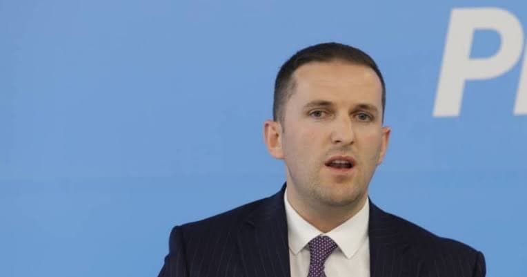 Fetahu i kundërpërgjigjet Kurtit: Projektligji për Dhomat e Specializuara mund të votohet sot – tregon mundësitë ligjore
