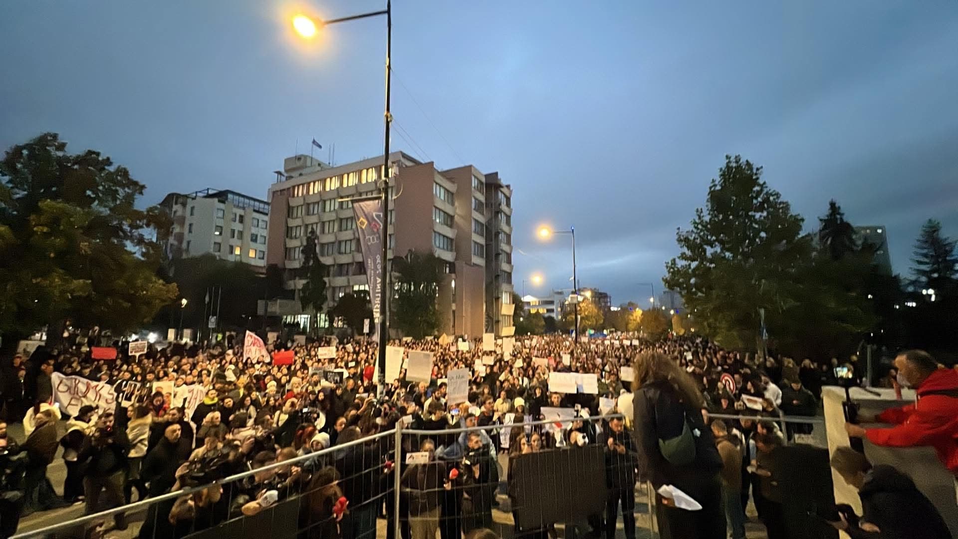 Featured image for Figura të njohura publike pjesë e protestës për Arlinda Zekajn