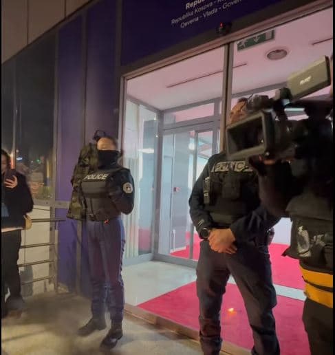Fishekzjarre para qeverisë, protestuesit kërkojnë drejtësi për gratë e vrara