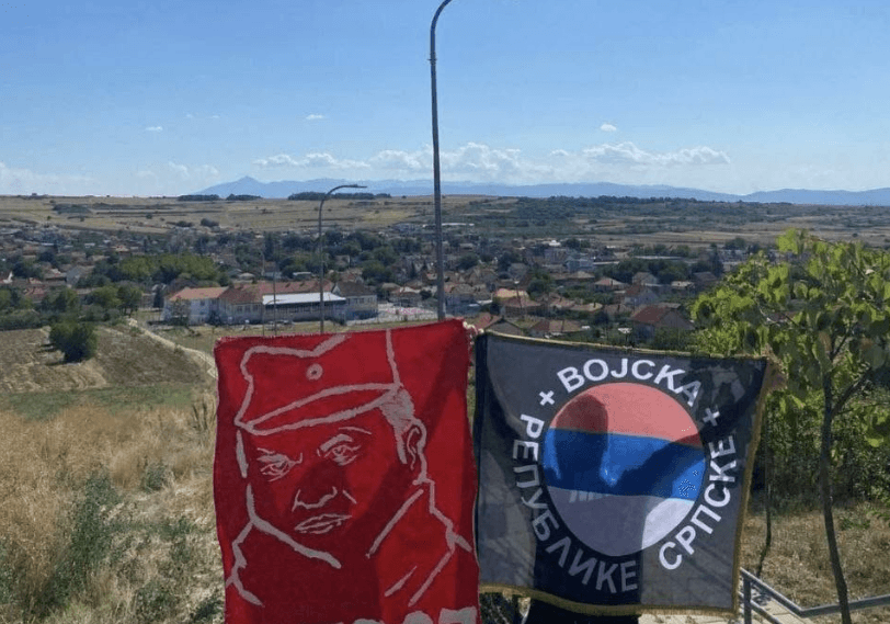 Featured image for Flamuj me Mlladiqin dhe simbole të RS-së, disa serbë tentuan ta provokojnë protestën për UÇK-në në Prishtinë