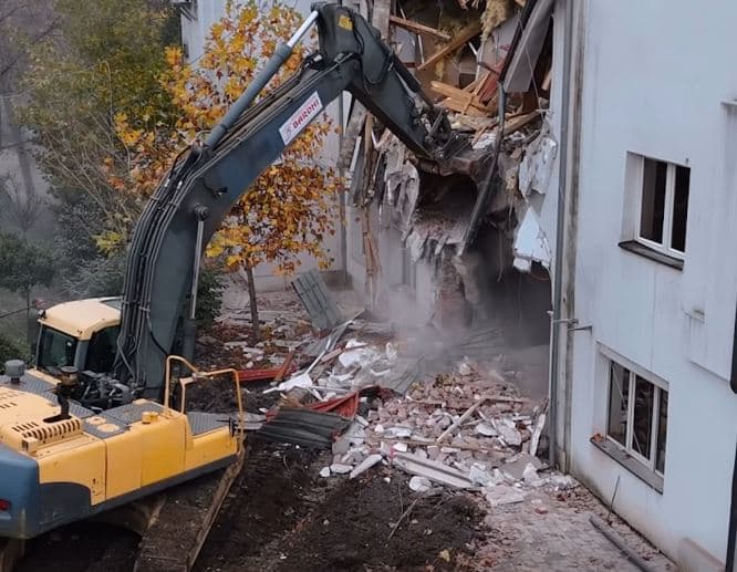 Fushë-Kosova nënshkruan kontratën për rrënimin e objekteve pa leje ndërtimore