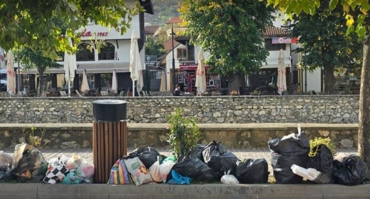 Featured image for Grumbullimi i mbeturinave ndalet në Prizren, Suharekë, Malishevë e Rahovec për shkak të borxheve ndaj deponisë