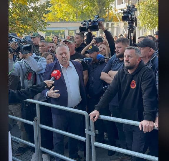 Gucati me protestuesit vendosin kordonin: Deputetët këndej nuk kalojnë
