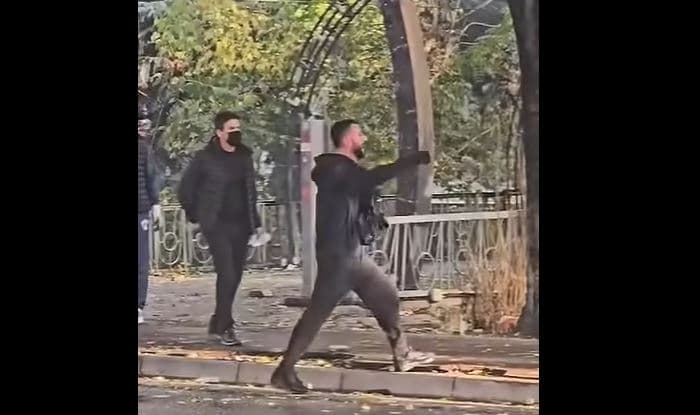 Featured image for “Hajde, ju q****a gratë, motrat” – Stresi shihet duke ofenduar dhe provokuar policët në protestë