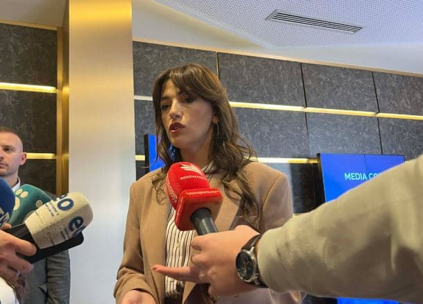 Haxhiu reagon pas shfaqjes së Radoiçiqit në tubimin e partisë së Vuçiqit: Duhet të dorëzohet në Kosovë