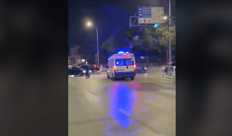 Hidhet gaz lotsjellës në protestën pranë Kuvendit, mbërrijnë edhe autoambulancat