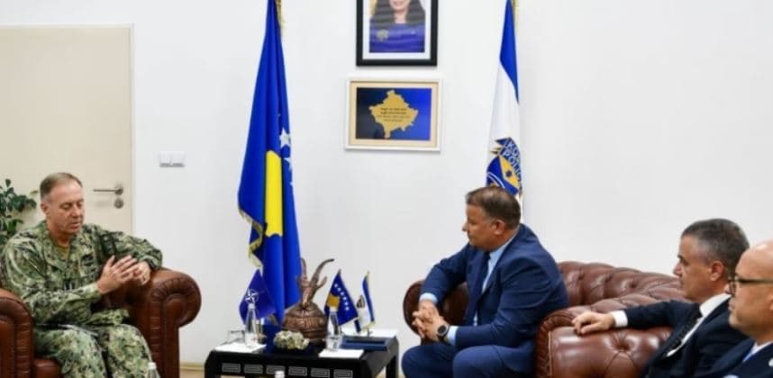 Hoxha takon komandantin e ri të KFOR-it, flasin për avancimin e bashkëpunimit