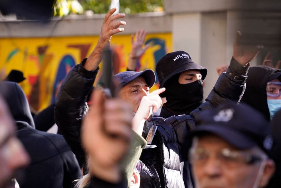 Hyjnë në fuqi masat e reja për protestat në Shqipëri, deri në 500 mijë lekë gjobë për protestuesit e maskuar që nuk i binden policisë