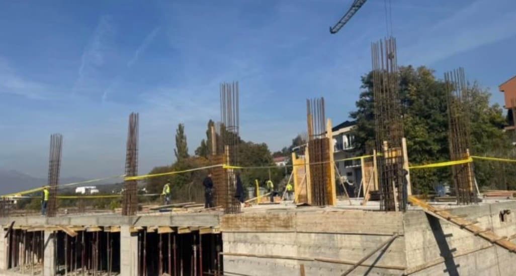 Inspektorati i Punës ndalon punimet në tri objekte ndërtimi në Gjakovë dhe Vushtrri për shkak të rrezikut në vendin e punës