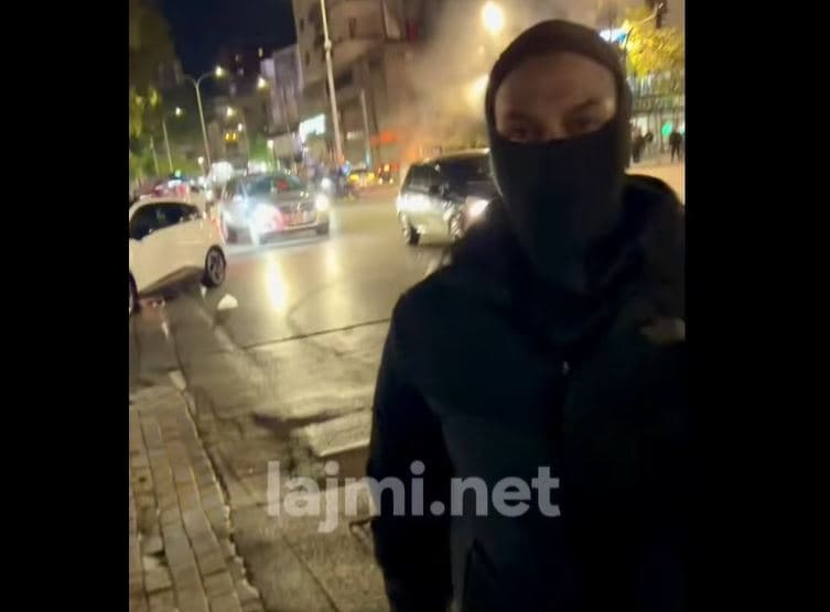 Intensiteti i protestës, polici e ngatërron gazetarin e lajmi.net me protestues – ia konfiskon telefonin, por ia riktheu prapë (VIDEO)